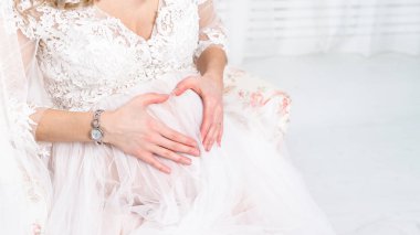 Ona kalp şeklinde ellerini tutan hamile kadın olmak