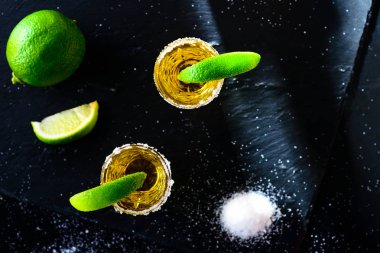 Meksika altın tekila limon ve tuz üstünde taş bar sayaç