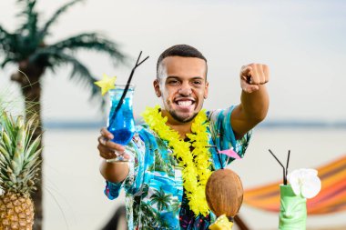 Barın yakınında duran yakışıklı gülümseyen Latin Amerika barmen 