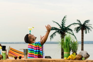 Ba üzerinde duran yakışıklı Meksika barmen tarih seçici odak