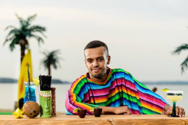 Yakışıklı olumlu Meksika barmen inci üzerinde duran önden görünümü