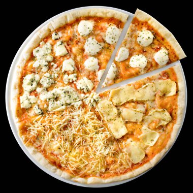 Taze lezzetli dört peynir Quattro Fromaggi otlar ile pizza