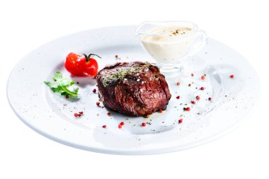 Orta nadir Sığır biftek biber sosu ve domates beyaz p