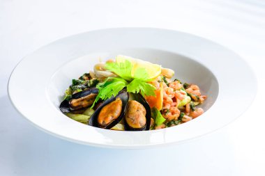 Taze deniz ürünleri salatası prepapred istiridye, karides ve limon bir 