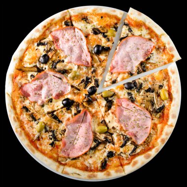 Lezzetli Capricciosa pizza ile pastırma, peynir ve zeytin isolat