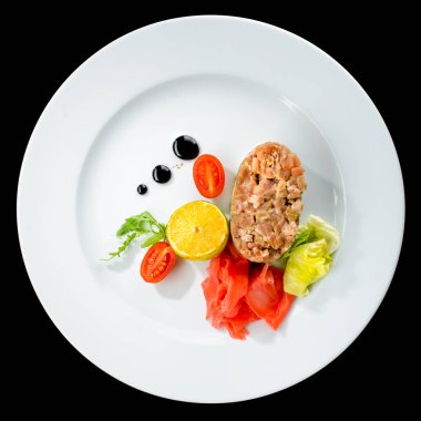 Limon, zencefil ve bir beyaz plat avokado lezzetli Tuna Tartare