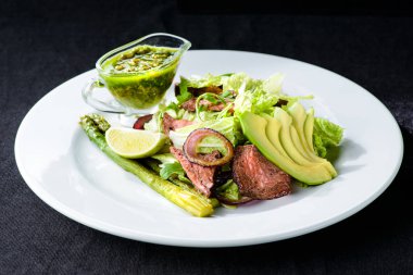 Lezzetli yeşil et salatası kavrulmuş sulu biftek, avokado ve