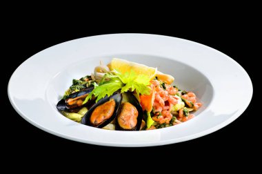 Taze deniz ürünleri salatası prepapred istiridye, karides ve limon bir 