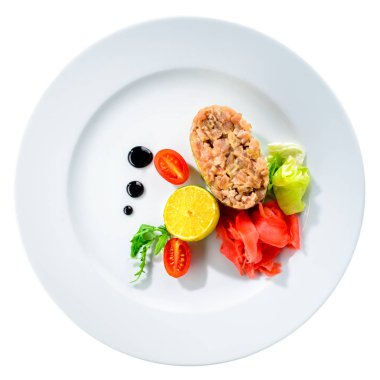 Limon, zencefil ve bir beyaz plat avokado lezzetli Tuna Tartare