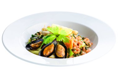 Taze deniz ürünleri salatası prepapred istiridye, karides ve limon bir 