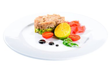 Limon, zencefil ve bir beyaz plat avokado lezzetli Tuna Tartare