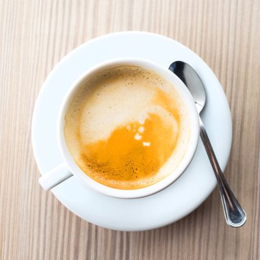 Latte kahve kaşık ahşap tablo ile daire üzerinde top v