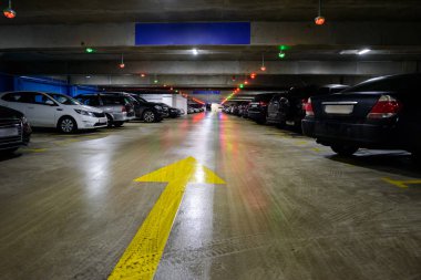 Arabalarla yeraltı otoparkı