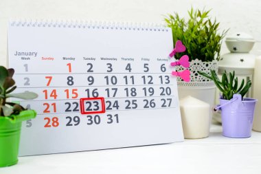 23 Ocak. C bir fincan yakınındaki beyaz takviminde ayın gün 23
