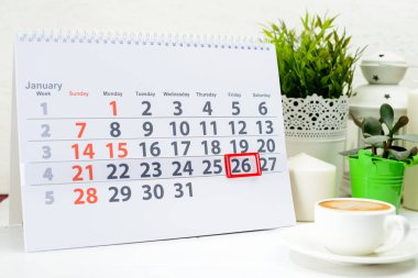 26 Ocak. C bir fincan yakınındaki beyaz takviminde ayın gün 26