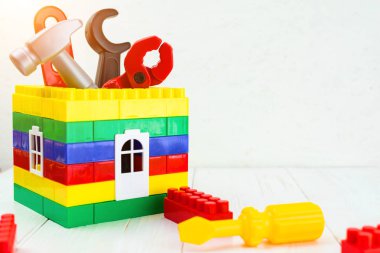 Renkli oyuncak evi ve açık renkli oyuncak araçlar. Kavramı