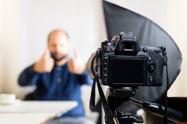 Yetişkin erkek blogger kayıt bir evde yayın. Seçici focu