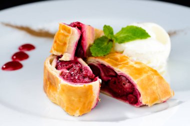 Ev yapımı lezzetli vişneli turta dilimlenmiş