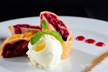 Ev yapımı lezzetli vişneli turta dilimlenmiş