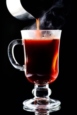 Sıcak alkolsüz mulled şarap ile portakal hazırlama süreci bir