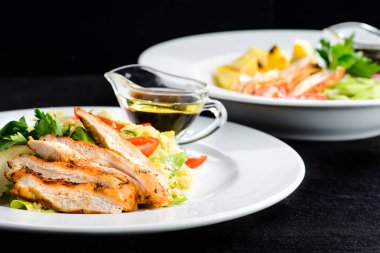 Elma ve soya sosu bir beyaz pl ile kavrulmuş sulu domuz biftek