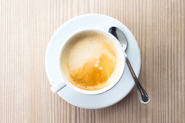 Latte kahve kaşık ahşap tablo ile daire üzerinde top v