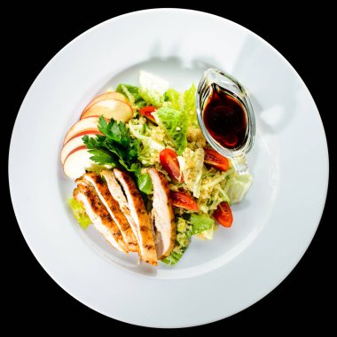 Elma ve soya sosu bir beyaz pl ile kavrulmuş sulu domuz biftek