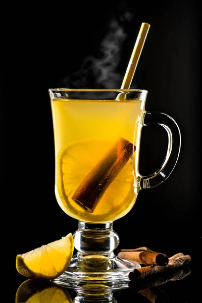 Grog caliente con limón, palo de canela y miel con vapor en la oscuridad — Foto de Stock