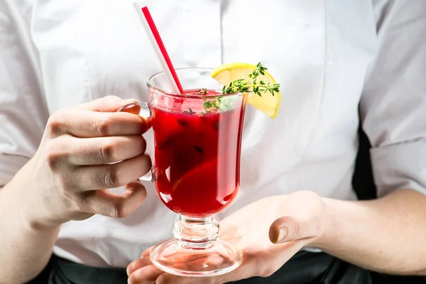 Oidentifierade kyparen håller ett glas med varma tranbär gin w — Stockfoto