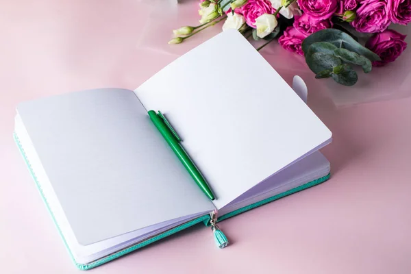 Diário da mulher, caneta e belas flores na mesa rosa com copysp — Fotografia de Stock