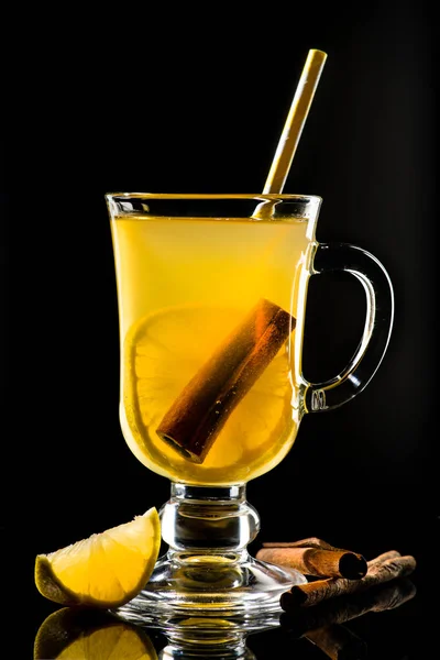 Grog caliente con limón, palitos de canela y miel Aislado en negro — Foto de Stock