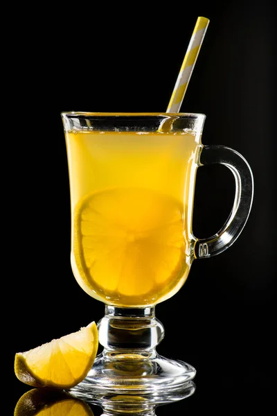 Горячий грог с лимоном и медом в темноте — стоковое фото