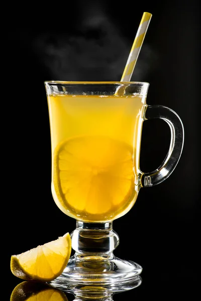 Горячий грог с лимоном и медом с паром — стоковое фото