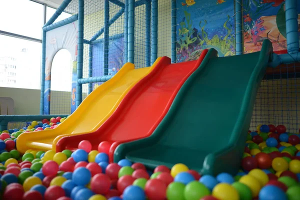 Kinderspielplatz mit Plastikrutschen und bunten Bällen im Garten — Stockfoto