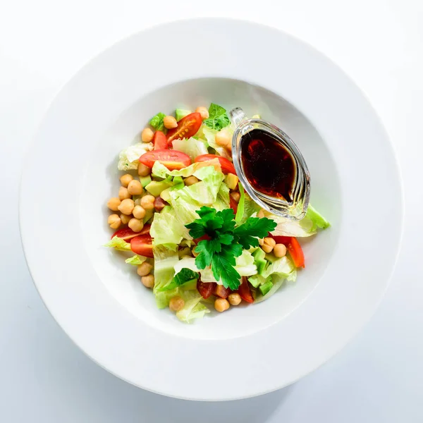 沙拉配番茄, 鳄梨, 沙拉和酱油在白盘子里 — 图库照片