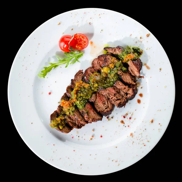 Sulu Izgara Dana biftek sosu pesto beyaz bir plaka, isol ile