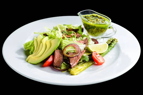 Deliciosa salada de carne verde com bife suculento assado, abacate e — Fotografia de Stock