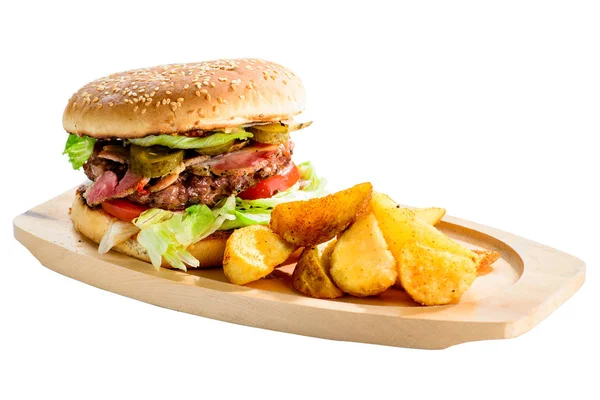美味的 Royalburger 牛肉, 奶酪, 熏肉, 泡菜和大麻 — 图库照片