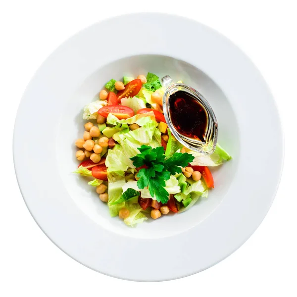 Salade avec sauce tomate, avocat, salade et soja dans une assiette blanche — Photo