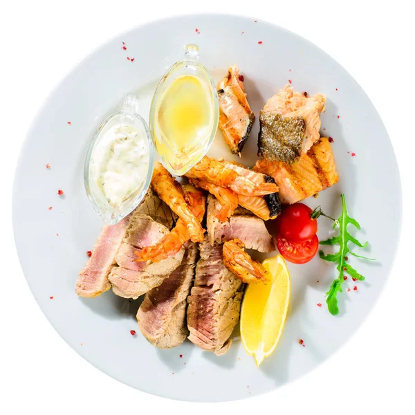 İştah açıcı orkinos biftek domates, limon ve beyaz bir pl sos ile