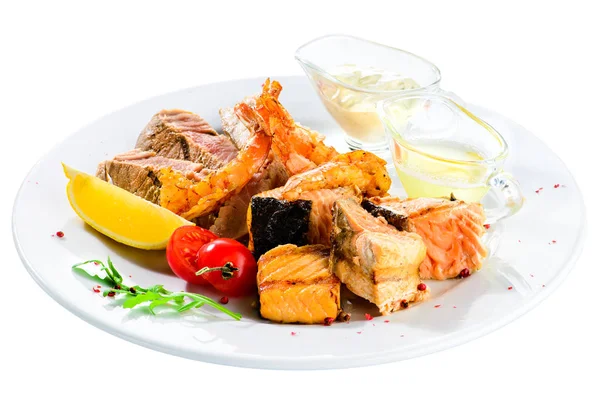 İştah açıcı orkinos biftek domates, limon ve beyaz bir pl sos ile