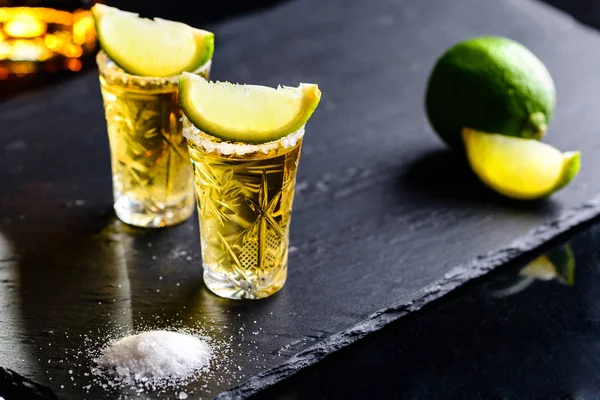 Limon ve tuz ile altın Meksika tekila