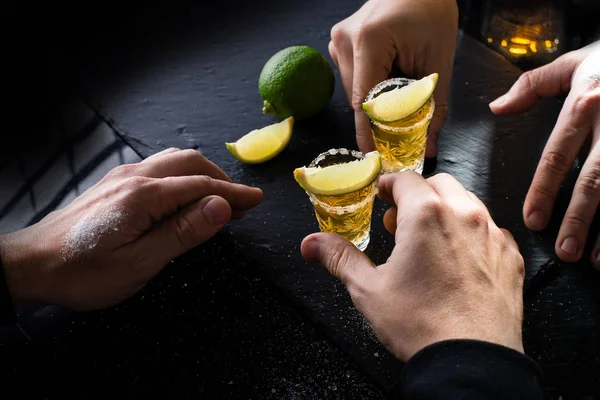 Proceso de beber tequila mexicana de oro con cal y sal en d —  Fotos de Stock