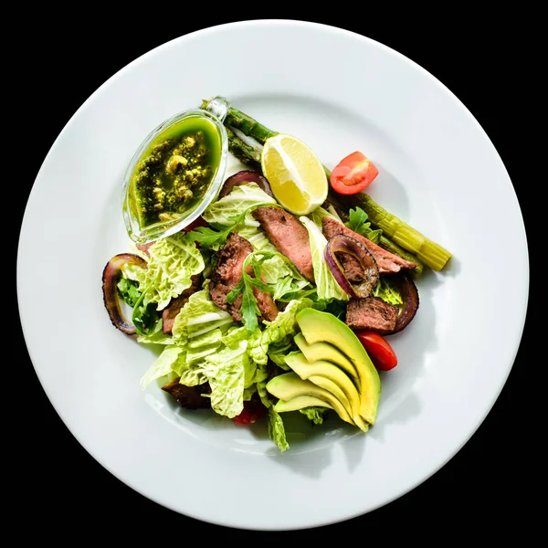 Deliciosa salada de carne verde com bife suculento assado, abacate e — Fotografia de Stock