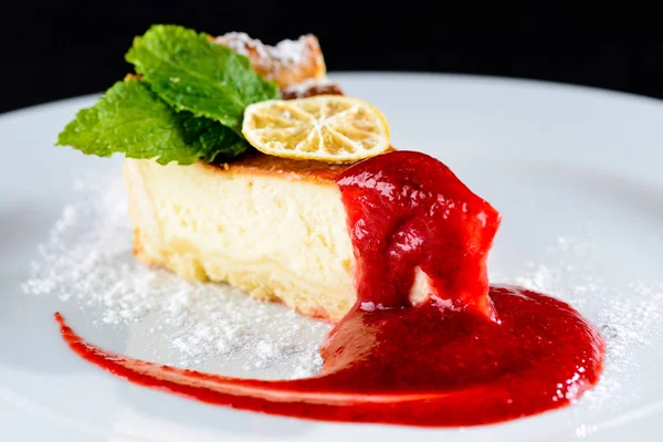 Reçelli, narenciye, nane ve pudra şekeri o leziz cheesecake