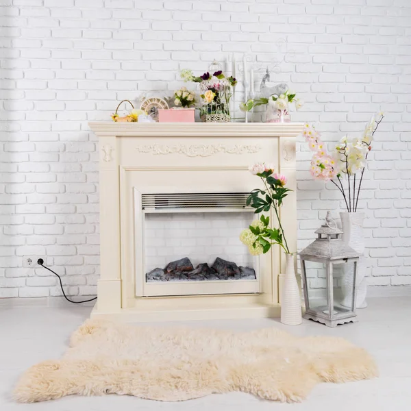 Şömine, çiçek ve yumuşak hafif bir oturma odasında iç