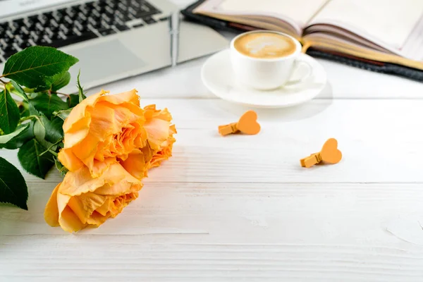 Tenha um bom dia conceito. Xícara de café com fluxo bonito fresco — Fotografia de Stock