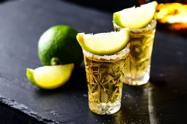 Tequila mexicano dorado con lima y sal —  Fotos de Stock