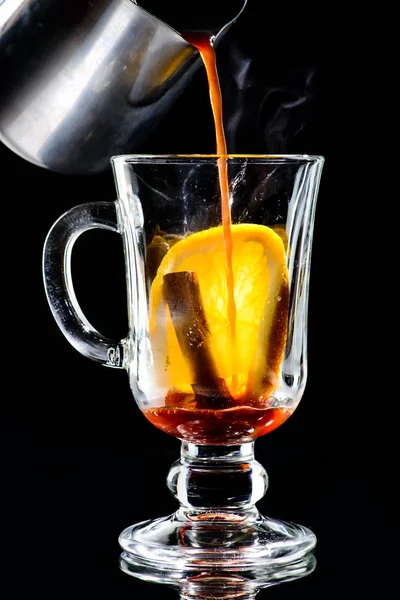 Procédé de préparation de vin chaud non alcoolisé chaud avec de l'orange a — Photo