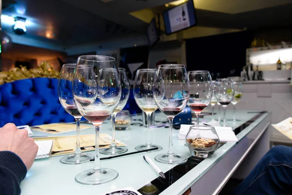 Degustación de vino blanco y vino de Oporto — Foto de Stock